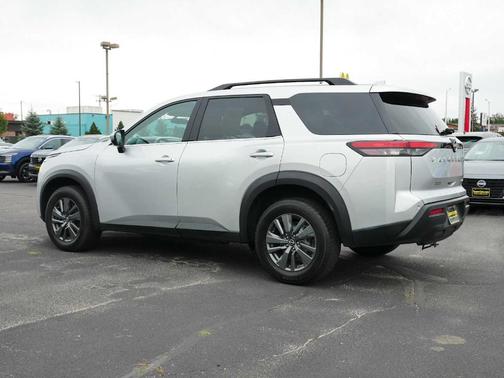 2023 Nissan Pathfinder SV
