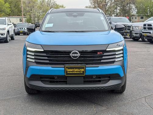2t Ice Blk Roof 2026 Nissan Kicks SR