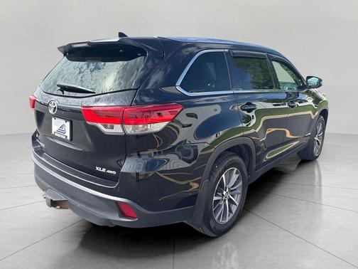 Midnight Black Metallic 2019 Toyota Highlander XLE