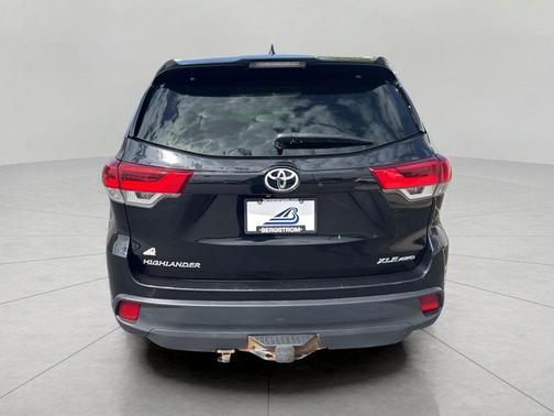 Midnight Black Metallic 2019 Toyota Highlander XLE