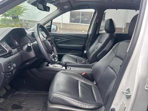 Platinum White Pearl 2022 Honda Pilot Touring 8-Passenger