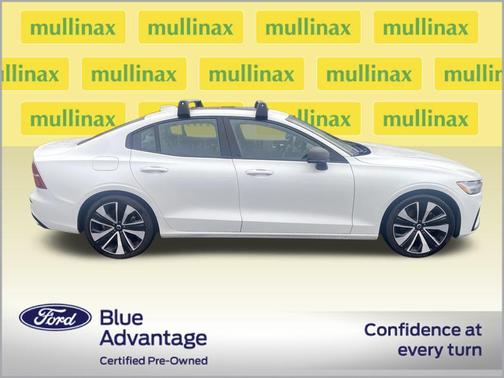 2022 Volvo S60 T5 Momentum