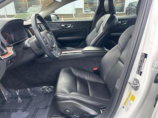 2022 Volvo S60 T5 Momentum