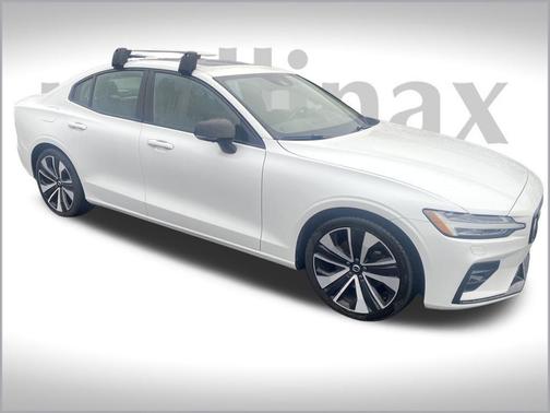 2022 Volvo S60 T5 Momentum