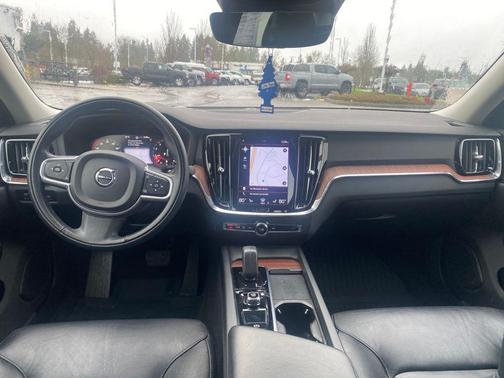 2022 Volvo S60 T5 Momentum