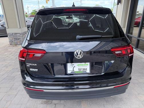 Deep Black Pearl 2020 Volkswagen Tiguan 2.0T SE