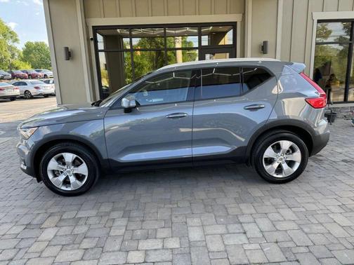 2021 Volvo XC40 T5 Momentum