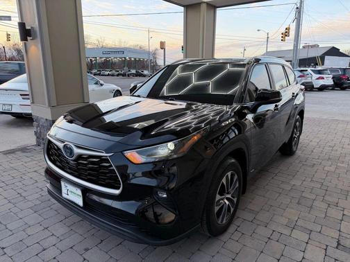 Midnight Black Metallic 2023 Toyota Highlander Hybrid XLE