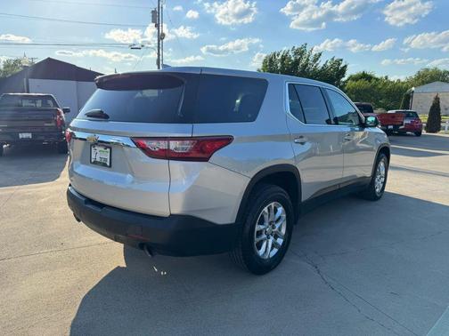 Silver Ice Metallic 2020 Chevrolet Traverse LS