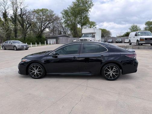 Midnight Black Metallic 2022 Toyota Camry SE