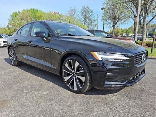 2022 Volvo S60 B5 FWD Momentum