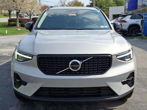 2024 Volvo XC40 B5 AWD Plus Dark Theme
