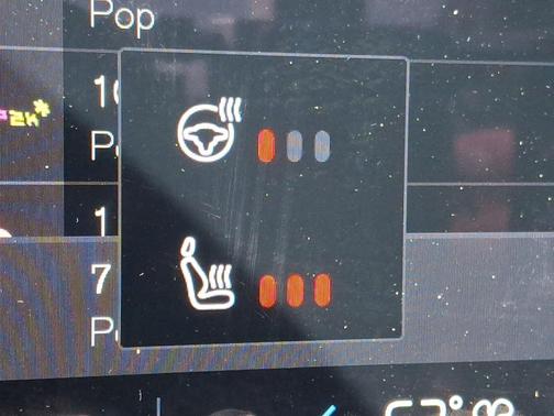 2024 Volvo XC40 B5 AWD Plus Dark Theme