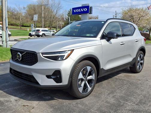 2024 Volvo XC40 B5 AWD Plus Dark Theme