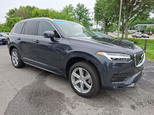 2022 Volvo XC90 T6 AWD Momentum 7-Passengers