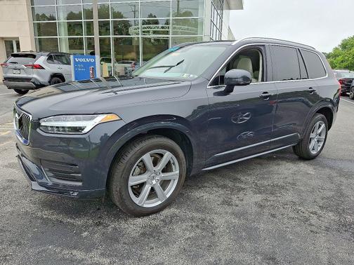 2022 Volvo XC90 T6 AWD Momentum 7-Passengers