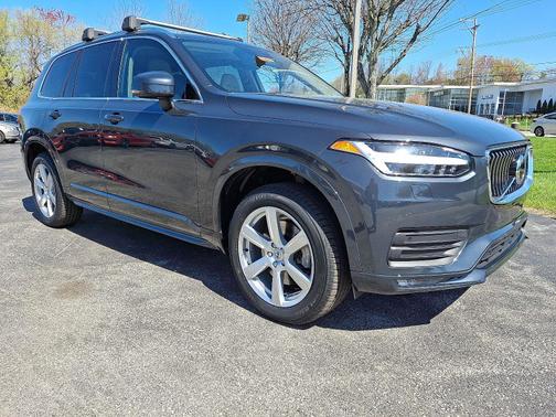 2022 Volvo XC90 T6 AWD Momentum 7-Passengers