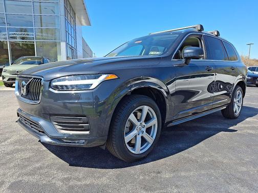 2022 Volvo XC90 T6 AWD Momentum 7-Passengers