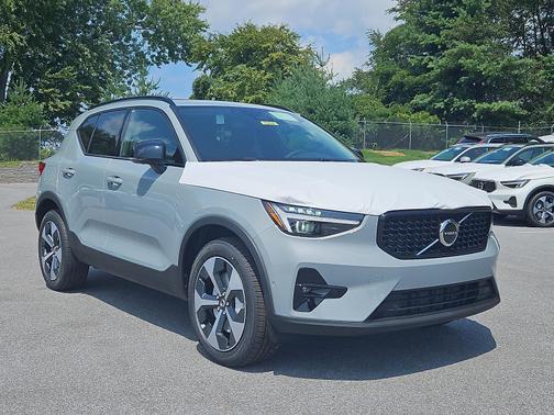 2025 Volvo XC40 B5 Plus Dark Theme