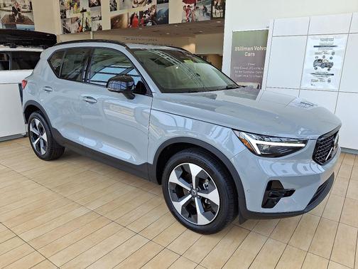 2025 Volvo XC40 B5 Plus Dark Theme