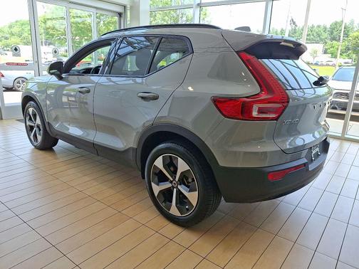 2025 Volvo XC40 B5 Plus Dark Theme