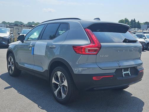 2025 Volvo XC40 B5 Plus Dark Theme