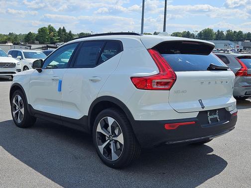 2025 Volvo XC40 B5 Plus Dark Theme