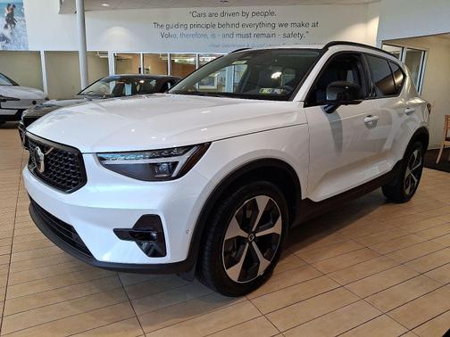 2025 Volvo XC40 B5 Plus Dark Theme