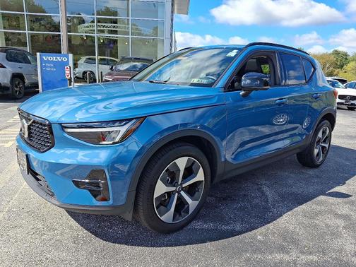 2024 Volvo XC40 B5 AWD Plus Dark Theme