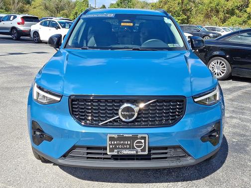 2024 Volvo XC40 B5 AWD Plus Dark Theme