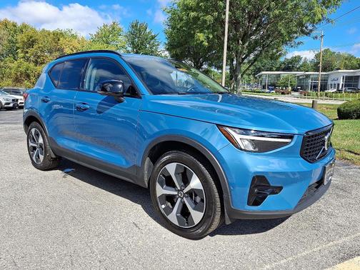 2024 Volvo XC40 B5 AWD Plus Dark Theme