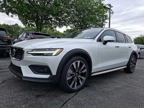 Crystal White 2024 Volvo V60 Cross Country Ultimate
