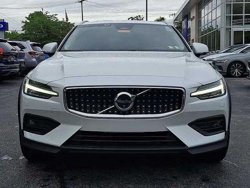 Crystal White 2024 Volvo V60 Cross Country Ultimate