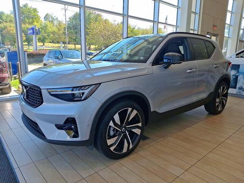 2025 Volvo XC40 B5 Ultra Dark Theme