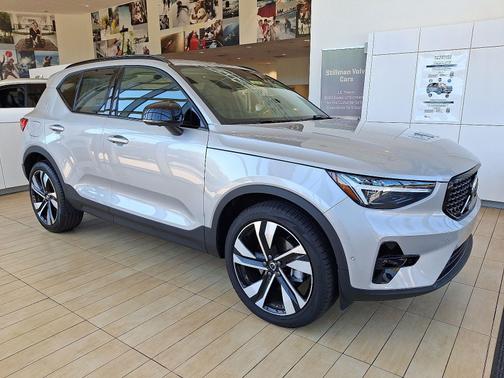 2025 Volvo XC40 B5 Ultra Dark Theme