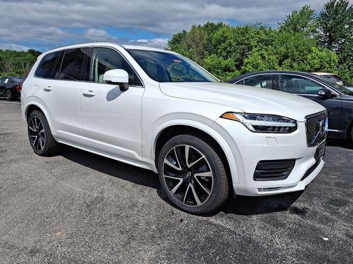 2022 Volvo XC90 T6 AWD Momentum 7-Passengers