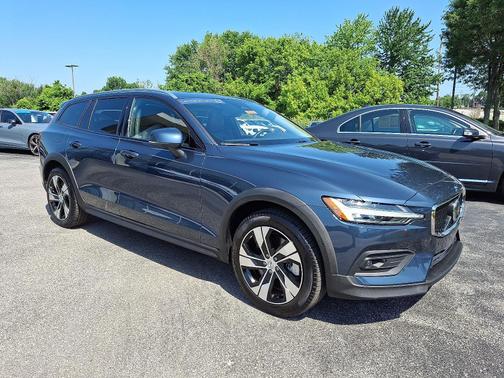 2024 Volvo V60 Cross Country B5 AWD Plus
