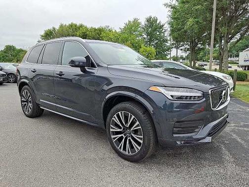 2022 Volvo XC90 T6 AWD Momentum 7-Passengers