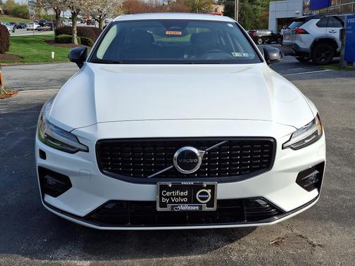 2025 Volvo S60 B5 AWD Core Dark Theme