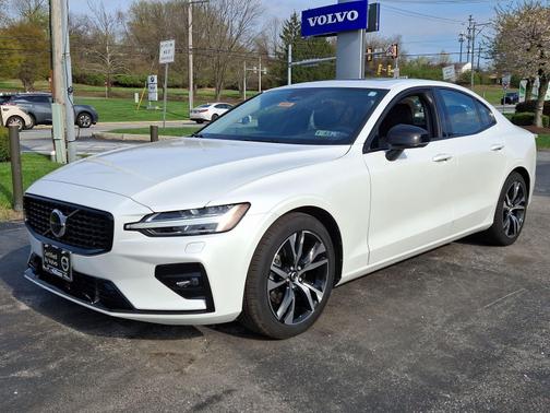 2025 Volvo S60 B5 AWD Core Dark Theme