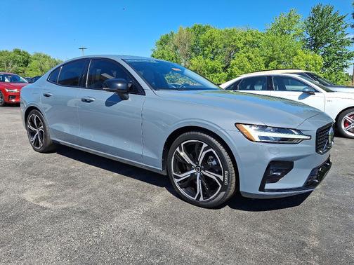 2024 Volvo S60 B5 AWD Plus Dark Theme