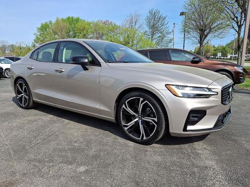 2024 Volvo S60 B5 AWD Plus Dark Theme