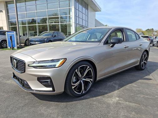 2024 Volvo S60 B5 AWD Plus Dark Theme
