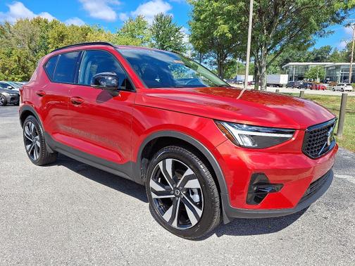 2023 Volvo XC40 B5 AWD Plus Dark Theme