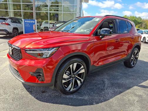 2023 Volvo XC40 B5 AWD Plus Dark Theme