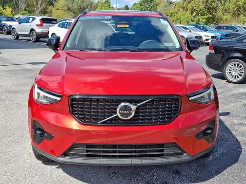 2023 Volvo XC40 B5 AWD Plus Dark Theme