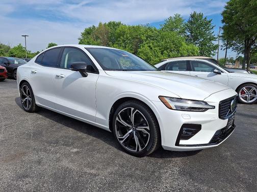 2024 Volvo S60 B5 AWD Ultimate Dark Theme