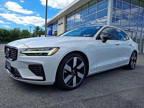 Crystal White 2024 Volvo S60 Plus