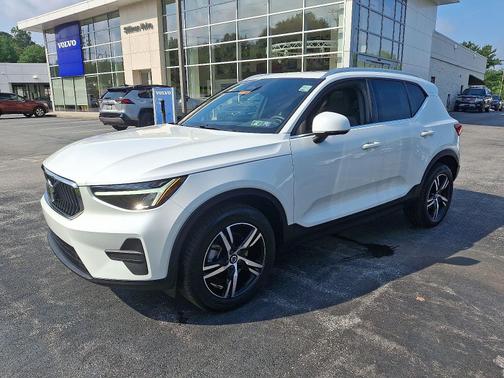 2025 Volvo XC40 B5 AWD Core Bright Theme