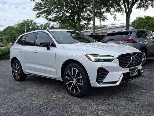 Crystal White 2024 Volvo XC60 Plus